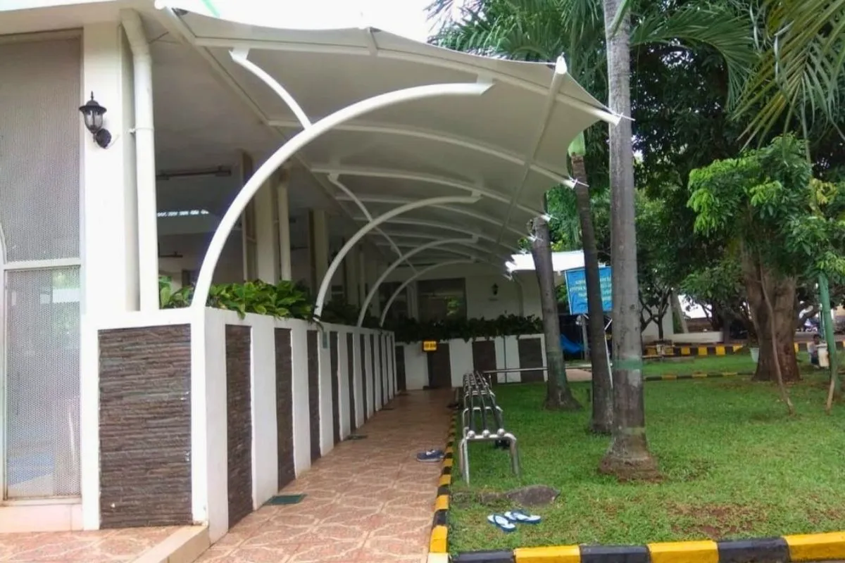 Kanopi Membrane Minimalis di Teras Masjid