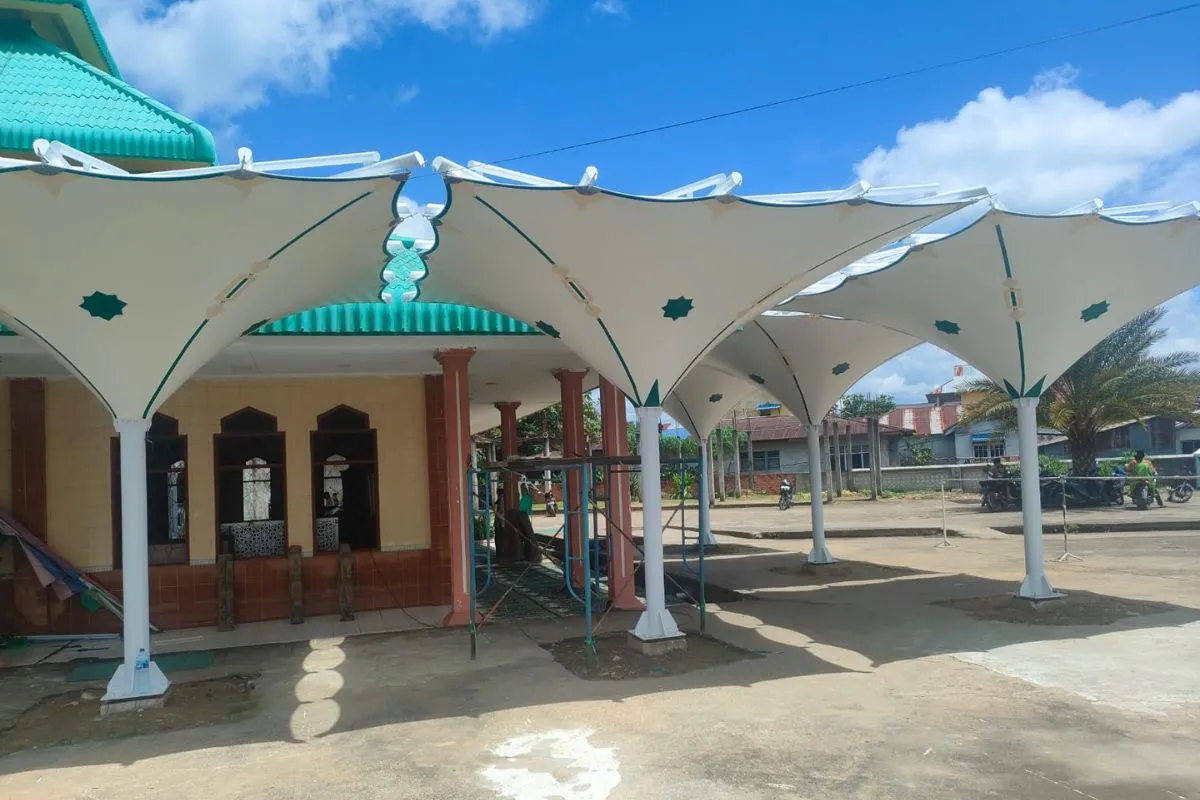Tenda membrane di Area Halaman Masjid