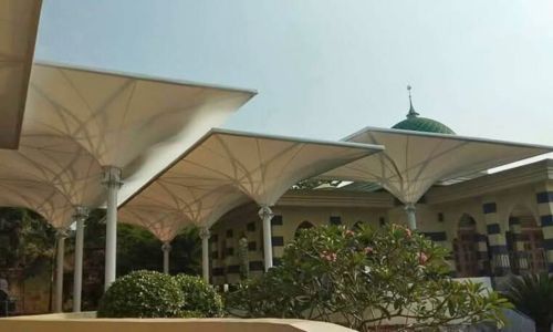 Tenda Membrane di Halaman Masjid