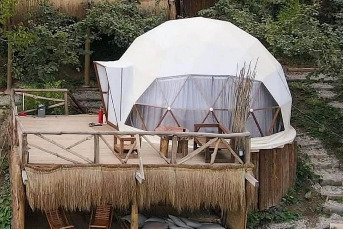Tenda Glamping Dome di Area Wisata